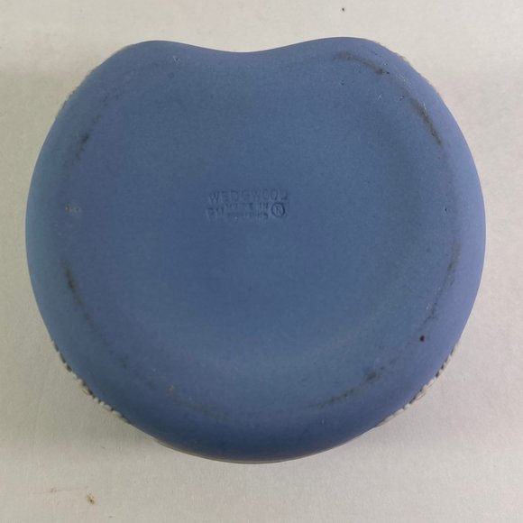Wedgwood Pale Blue Jasperware Bean Shaped Trinket Box & Lid - Picture 7 of 8